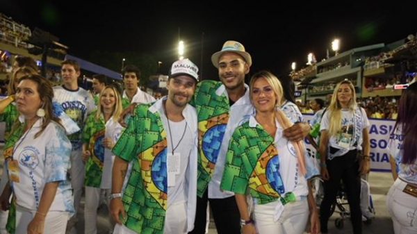 beija-flor-recebe-‘reforco’-de-bruno-gagliasso-e-giovanna-ewbank-no-desfile-das-campeas!