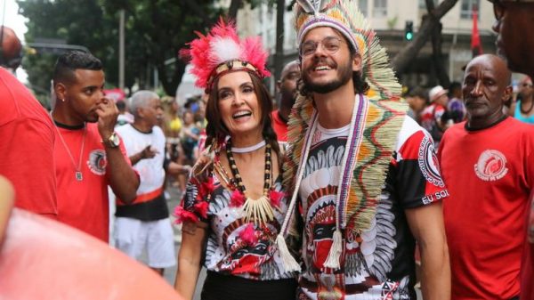 fatima-bernardes-pula-carnaval-com-tulio-gadelha-no-bloco-cacique-de-ramos,-no-rio