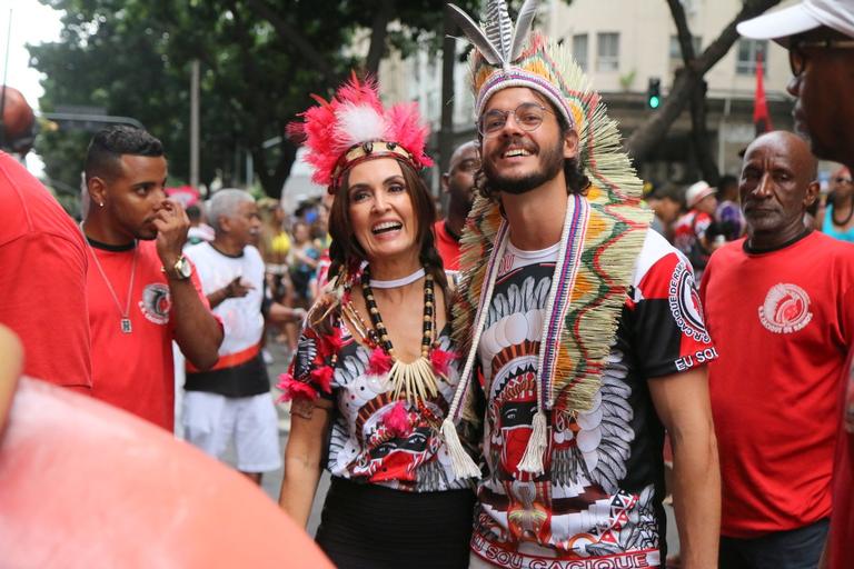 fatima-bernardes-pula-carnaval-com-tulio-gadelha-no-bloco-cacique-de-ramos,-no-rio