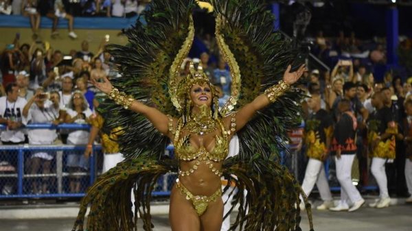 rainha-das-rainhas-de-bateria,-viviane-araujo-encarnou-‘deusa-egipcia’-no-desfile-do-salgueiro