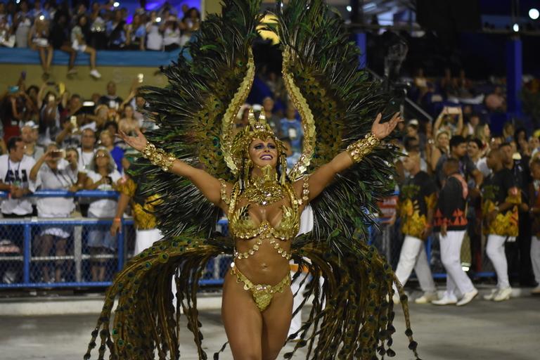 rainha-das-rainhas-de-bateria,-viviane-araujo-encarnou-‘deusa-egipcia’-no-desfile-do-salgueiro