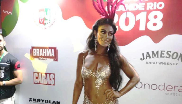 esbanjando-sensualidade,-juliana-paes-e-ovacionada-ao-chegar-no-camarote-da-grande-rio