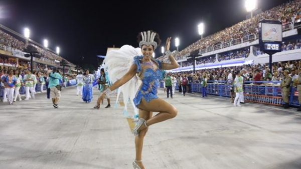 sheron-menezzes-arranca-aplausos-da-arquibancada-durante-desfile-da-portela