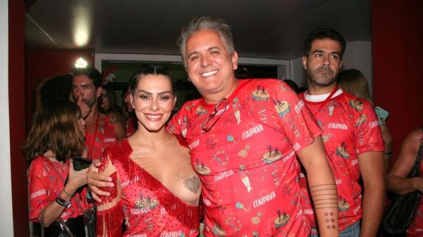 cleo-pires-aposta-em-novo-decote-ousado-em-camarote-da-marques-de-sapucai