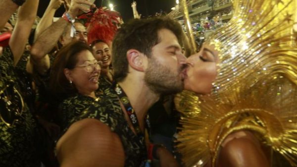 beijoqueiros-invadem-a-marques-de-sapucai-no-rio-de-janeiro