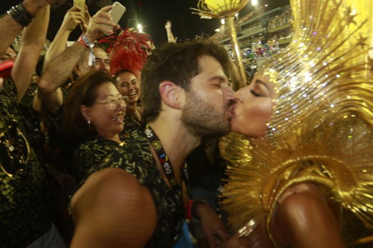 beijoqueiros-invadem-a-marques-de-sapucai-no-rio-de-janeiro