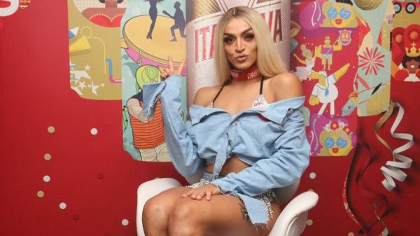 pabllo-vittar-rouba-a-cena-em-camarote-na-sapucai