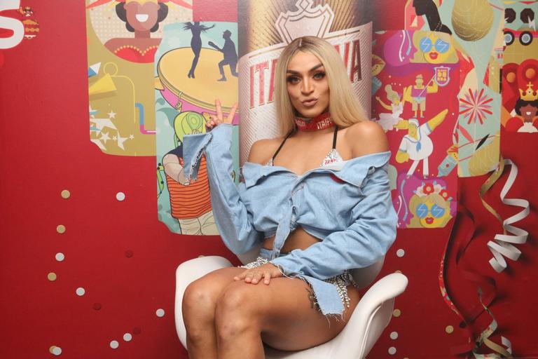 pabllo-vittar-rouba-a-cena-em-camarote-na-sapucai