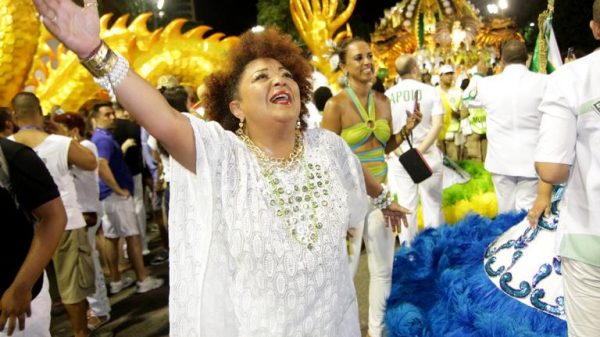 mulher-de-arlindo-cruz-se-emociona-com-homenagem-a-sambista-na-sapucai