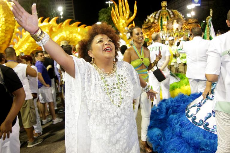 mulher-de-arlindo-cruz-se-emociona-com-homenagem-a-sambista-na-sapucai