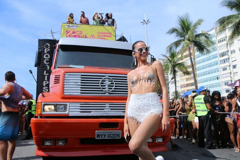 as-fantasias-das-famosas-que-causaram-no-carnaval-de-rua-pelo-brasil!