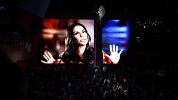 ivete-sangalo-surpreende-folioes-ao-‘surgir’-em-telao-em-salvador