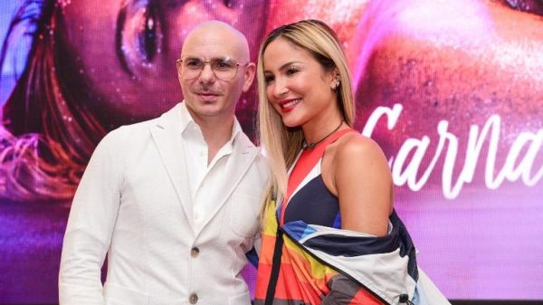 claudia-leitte-anuncia-que-pitbull-subira-em-seu-trio-eletrico-na-bahia