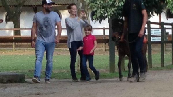 fernanda-rodrigues-e-raoni-carneiro-divertem-se-com-os-filhos-em-haras-no-rio