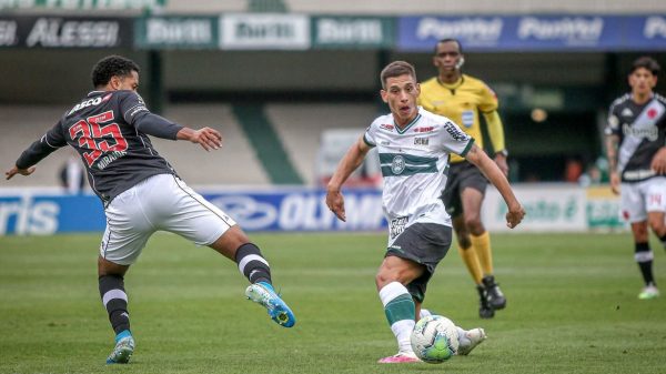 vasco-recebe-coritiba-em-busca-de-vitoria-para-se-afastar-do-z-4