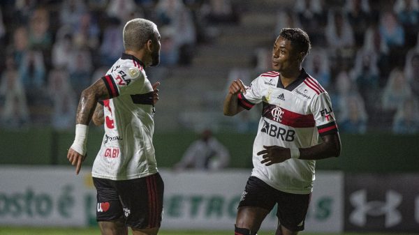 apos-tres-derrotas,-flamengo-vence-goias-e-encosta-nos-lideres