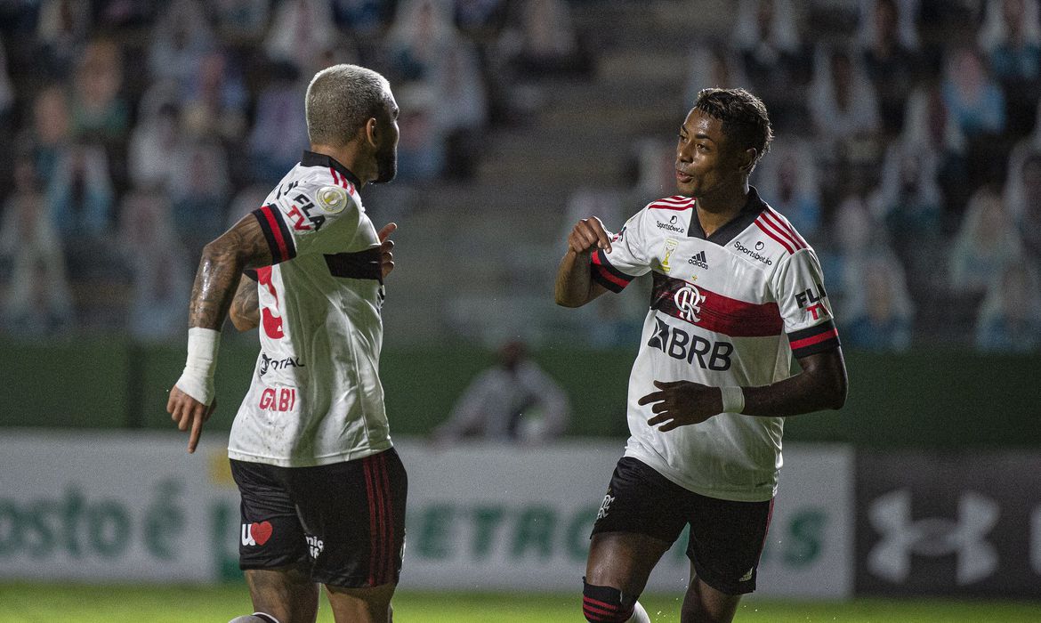 apos-tres-derrotas,-flamengo-vence-goias-e-encosta-nos-lideres