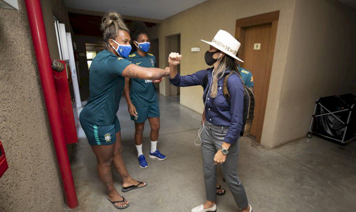 marta-se-apresenta-para-periodo-de-treinos-da-selecao-feminina