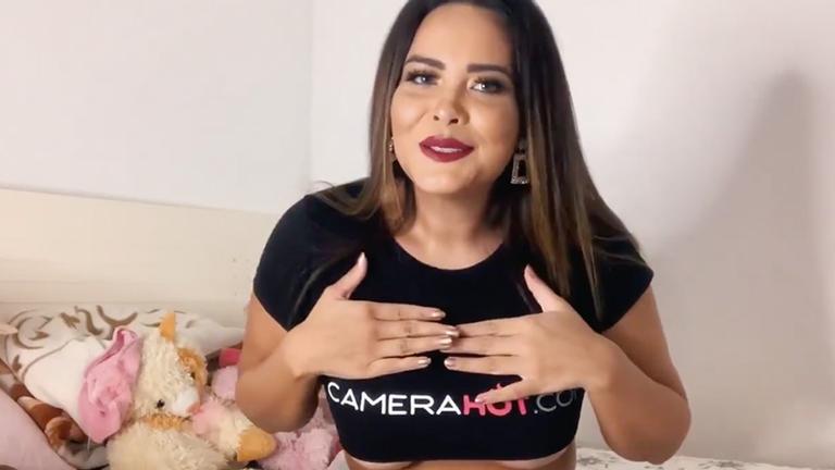 de-blusinha-curta-e-sem-sutia,-geisy-arruda-deixa-aparecer-demais-em-video