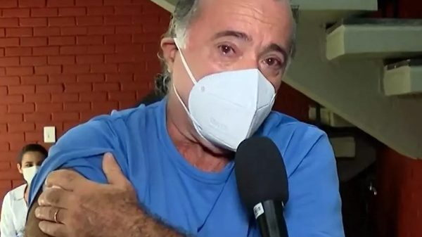 Tony Ramos se emocionou em entrevista após receber a vacina contra a covid (Foto: Reprodução GloboNews)