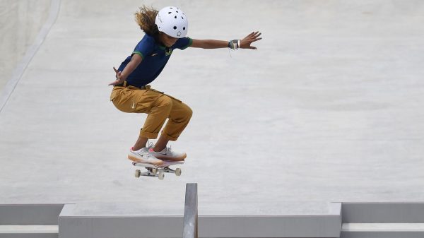 jogos:-brasil-fatura-2a-prata-no-skate-e-vai-com-3-as-quartas-do-surfe