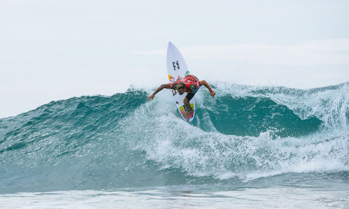 Surfe: Ítalo Ferreira avança direto na abertura da etapa mexicana