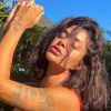 A musa Aline Riscado deixou seus seguidores babando ao postar uma sequência de fotos com um minúsculo biquini vermelho neste domingo(19) (Foto: Reprodução Instagram)