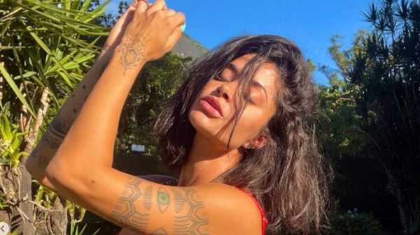 A musa Aline Riscado deixou seus seguidores babando ao postar uma sequência de fotos com um minúsculo biquini vermelho neste domingo(19) (Foto: Reprodução Instagram)