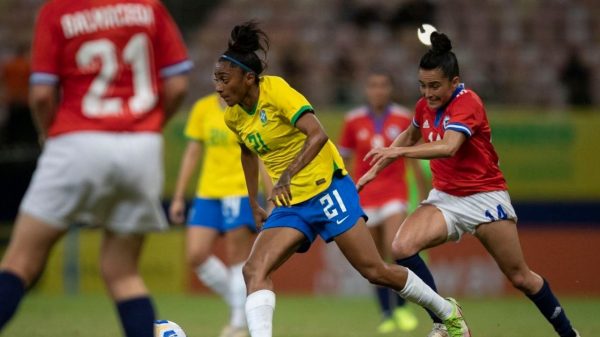 Vitória por 2 a 0 sobre o Chile na Arena da Amazônia, com gols de Kerolin e Giovana sob comando de Pia Sundhage. (CBF/Cortesia)