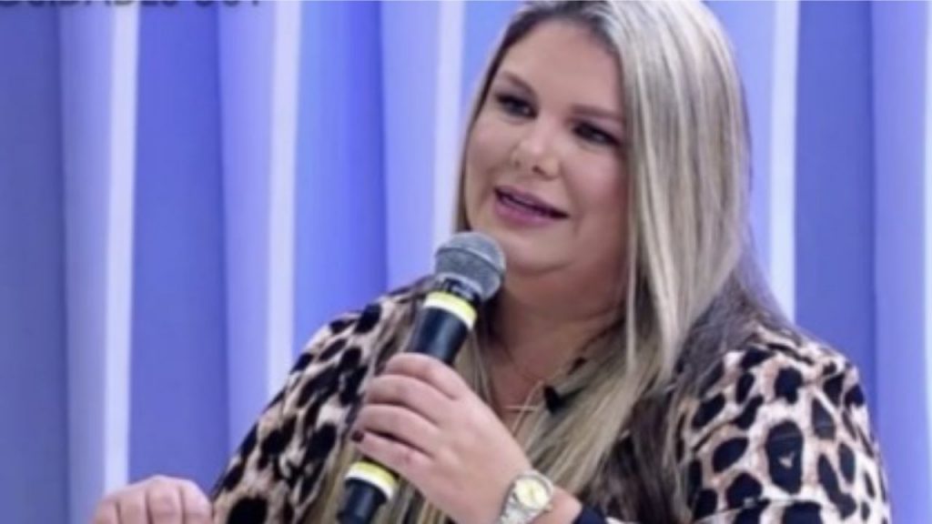 no meio do texto põe essa foto com essa legenda: A ex-Ronaldinha, e hoje pastora evangélica, Vivi Brunieri falou de sua vida em Podcast (Reprodução/TV)