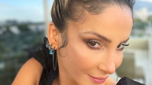 Claudia Leitte exibiu sua beleza com decote e ganhou elogios dos fãs (Foto: Reprodução Instagram)