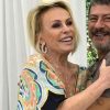 Ana Maria Braga com Tom Veiga nos bastidores do Mais Você (Foto: Reprodução/TV Globo)