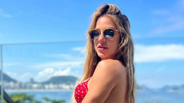 Gabi Martins encantou seguidores com seu corpo perfeito em clique na piscina (Foto: Reprodução Instagram)