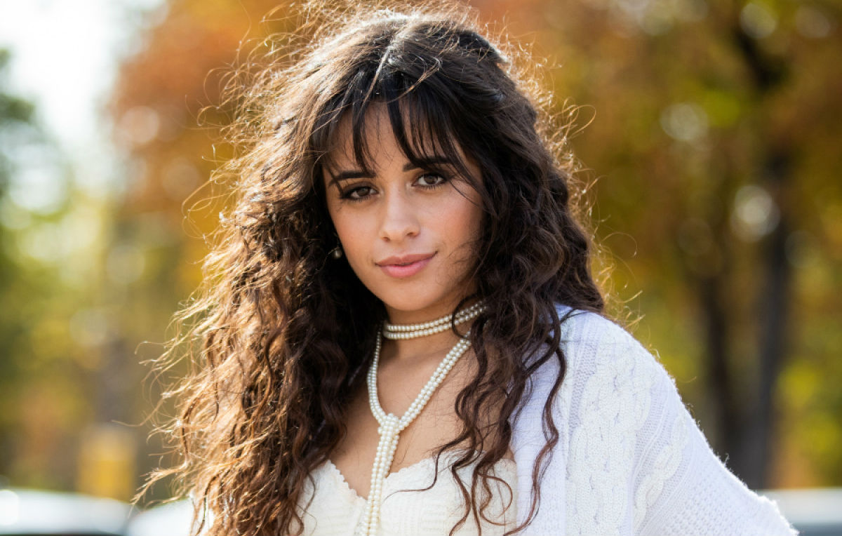 Seio da cantora Camila Cabello escapou durante programa da TV BBC (Divulgação)