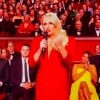 Rebel Wilson mandou dedo meio para Putin ao vivo durante transmissão do BAFTA (Arte/Reprodução)