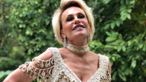 Ana Maria Braga aproveitou carnaval para renovar o bronze na praia (Foto: Reprodução Instagram)