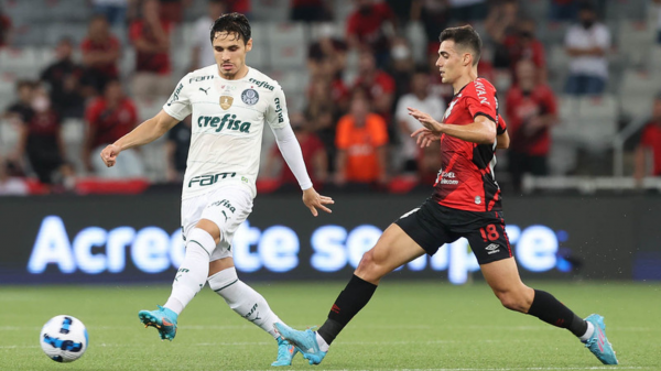 O atacante Raphael Veiga (Palmeiras) em jogada pela primeira partida da final da Recopa contra o Furacão (Divulgação/Cesar Greco/SEP)