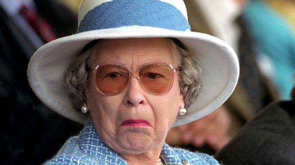 Rainha Elizabeth II tem obituário publicado por portal e viraliza nas redes