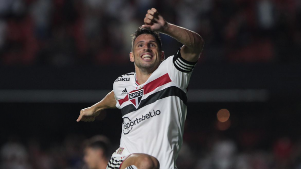 Atacante argentino Calleri lidera goleada do tricolor na estreia do brasileiro (Divulgação/SPFC)