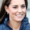 Kate Middleton usa óculos de sol em visita às Bahamas e modelo esgota