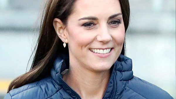 Kate Middleton usa óculos de sol em visita às Bahamas e modelo esgota