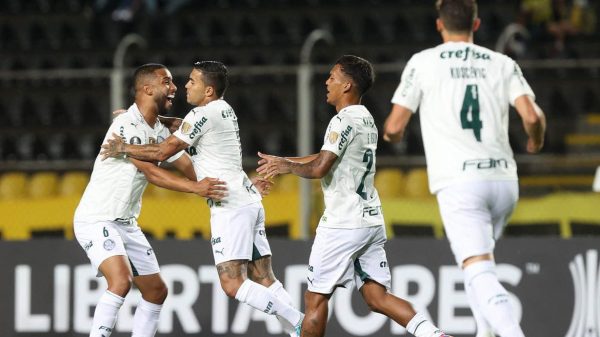 Palmeiras vence fácil por 4 a 0 na estreia