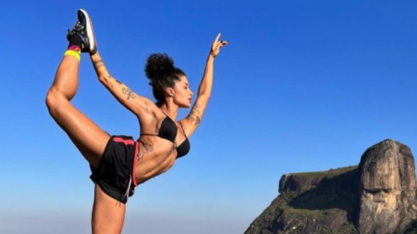 Aline Campos encantou seguidores com sua beleza e flexibilidade (Instagram)