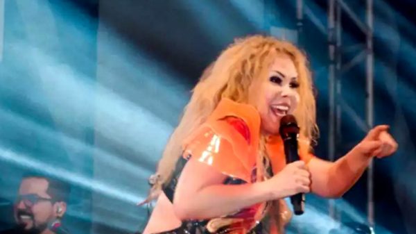 Rosto de Joelma em show deixa fãs preocupados com a saúde da cantora (Reprodução)