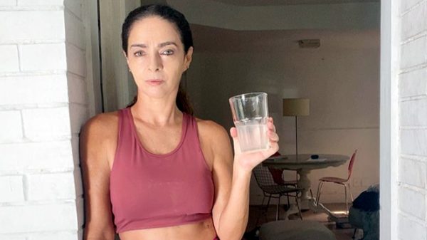 A atriz Claudia Ohana, 59 anos, esbanja beleza e boa forma em look fitness (Instagram)