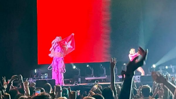 Pabllo Vittar levanta bandeira durante show na cidade de Barcelona (Reprodução/Twitter)