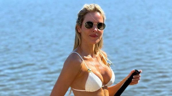 Monique Alfradique encantou com registros da prática do stand up paddle (Instagram)