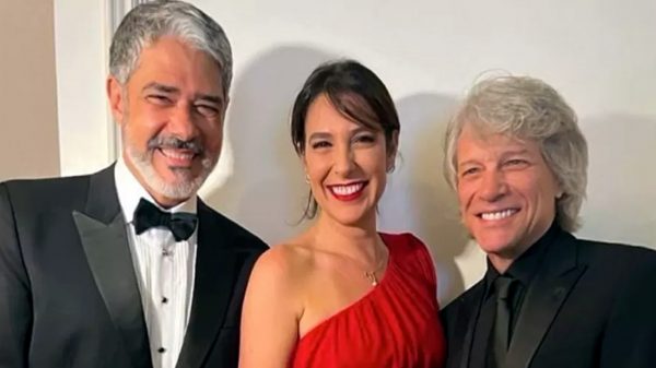 William Bonner e Natasha Dantas posam junto ao astro do rock Bon Jovi (Reprodução)