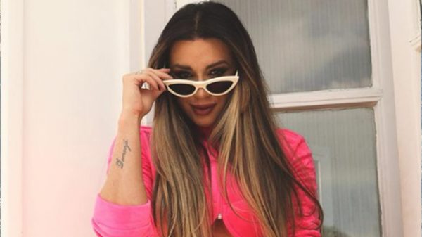 Juju Salimeni encanta seguidores com sequência de fotos em look neon (Instagram)