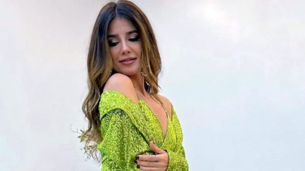 Paula Fernandes surge em look com decote e brilhos e causa reações (Instagram)